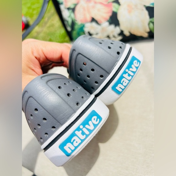 Native shoes size 4 M 6 W runs small fits size 5 women’s flexible shoes light - Picture 3 of 6